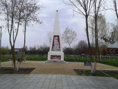 Братская могила 923 советских воинов, погибших в боях с фашистскими захватчиками