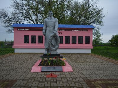 Братская могила советских воинов, погибших в боях с фашистскими захватчиками в 1943 году. Захоронено 33 человека, имена 14 человек установлены. Скульптура двух советских воинов