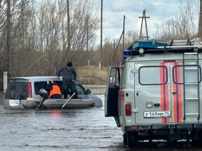 Помощь спасателей потребовалась автомобилистам, застрявшим в ручье в Якутске