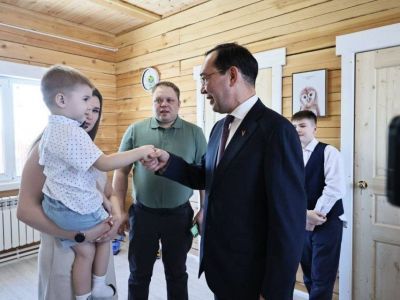Глава Якутии поздравил семью из микрорайона Марха с подключением дома к газу