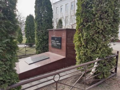 Братская могила с памятником
