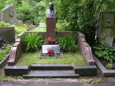 Могила Бадаева Алексея Егоровича (1883-1951)