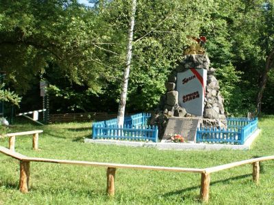 Памятный знак на месте боев партизанских отрядов с немецко-фашистскими захватчиками