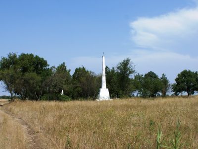 Братское кладбище - место массовых расстрелов и захоронений пленных красноармейцев, подпольщиков,  партизан и мирных жителей - жертв фашистского террора