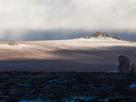 Арктическая снегоходная экспедиция «К Каменным Людям Сундуруна через кряж Суор Уйата». Сопутствующая рыбалка на трофейного арктического гольца