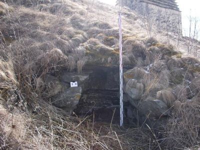 Склеп полуподземный с гладкой фасадной стеной 39