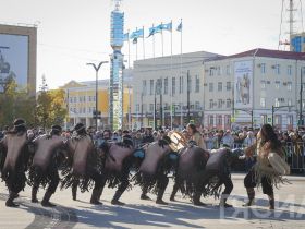 В Якутске на площади Республики открыли большой театральный сезон