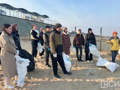 Жители Якутска очистили городскую протоку 202–203-го микрорайонов от мусора