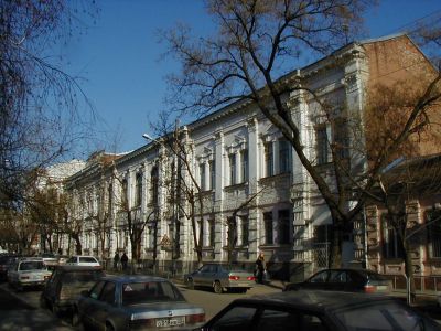 Первая женская гимназия. Здесь в физическом кабинете учителем Екатеринодарской мужской гимназии С.И. Борчевским впервые на Кубани были произведены опыты с рентгеновскими снимками. Здесь выступал композитор А.Н. Скрябин