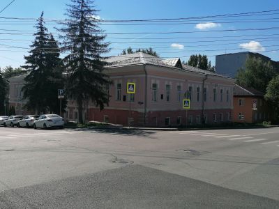 Здание бывш. духовного училища (ныне – проектная контора «Облкоммунпроект»), где учились русский историк академик В.О. Ключевский, пролетарский поэт А.А. Богданов, первый президент Академии медицинских наук СССР Н.Н. Бурденко, ряд других деятелей науки и 