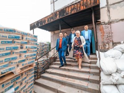 Глава Якутии проверил ход ремонта детской поликлиники в Нерюнгри