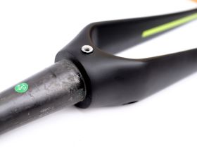 Жесткая карбоновая вилка Format 5343 1-1/8-1.5 28" (черный матовый / зеленый 183 мм эксцентрик 9 мм шток 1 1/8"-1.5" (28.6 мм - 38.1 мм), карбон для дисковых тормозов)