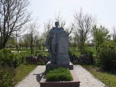 Братская могила советских воинов, погибших в период Сталинградской битвы