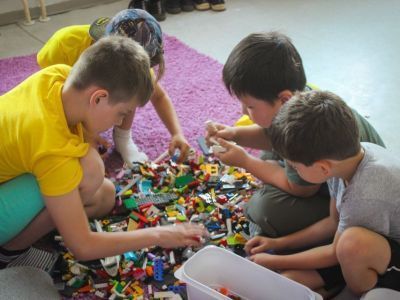 В Якутске собирают детали Lego для «Счастливого ребенка»