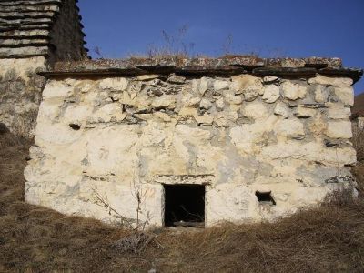 Склеп полуподземный с гладкой фасадной стеной 35