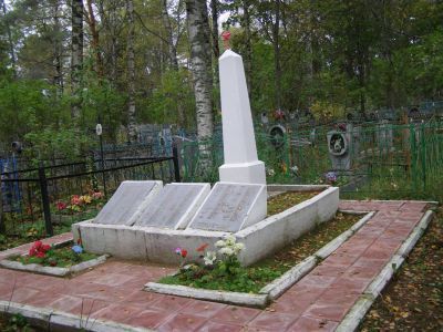 Тринадцать братских могил на городском кладбище г. Осташкова (могилы с № 1 по № 13. На могилах установлены бетонные обелиски), братская могила № 4