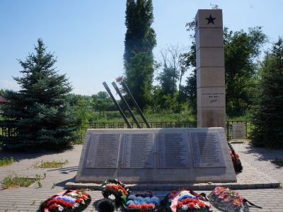 Братская могила советских воинов, погибших в период Сталинградской битвы