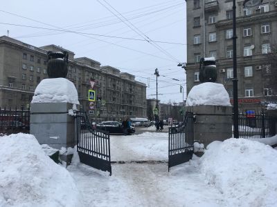 Вазы на каменных пилонах (две)