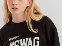 Чёрный свитшот оверсайз из скубы с принтом Глория Джинс