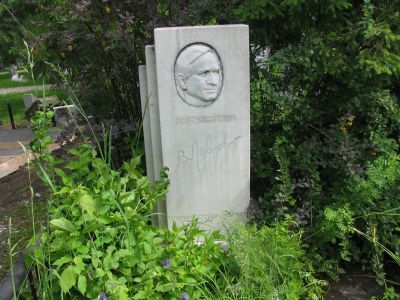 Могила Заслуженного артиста РСФСР  Виктора Дмитриевича Лаврова