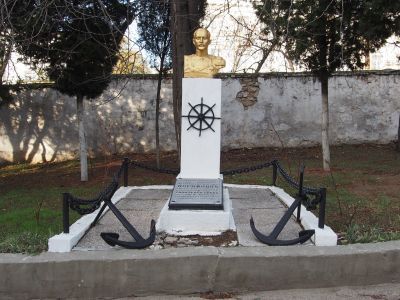 Место кончины адмирала  В.А. Корнилова. Бюст и мемориальная доска