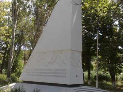 Памятник погибшим рабочим совхоза  им. С. Перовской