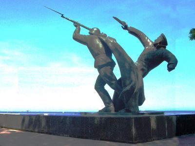 Памятник десантникам, участникам Керченско-Феодосийской десантной операции (скульпторы В.Клоков и Н.П.Рапай)