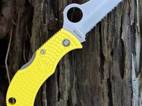 Складной нож-брелок Spyderco Manbug™ Salt Sheepfoot, сталь H1 Satin Serrated, рукоять термопластик FRN, жёлтый