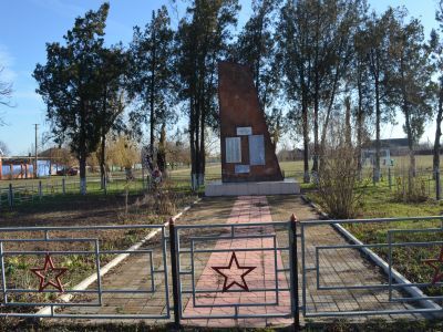 Братская могила советских воинов, погибших в боях с фашистскими захватчиками