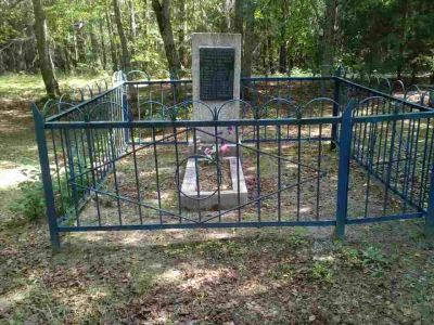 Братская могила 20 советских воинов и партизан, погибших в 1941-1943 гг. в боях с немецко-фашистскими захватчиками