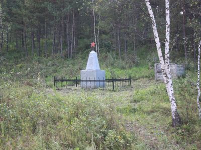 Братская могила павших партизан из отряда П. Сухова