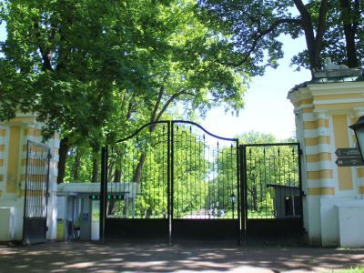 Каменная стена с Никольскими и Зверинскими воротами