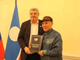 В Якутске презентовали книгу о Гавриле Никифорове — Манньыаттаах уола