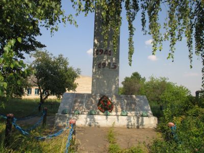 Братская могила советских воинов