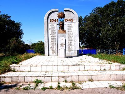 Памятник-бюст Герою Советского Союза М.П.Хваткову