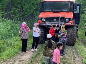 На Ысыахе Олонхо опробовали перевозку людей на вездеходах «Бурлак»