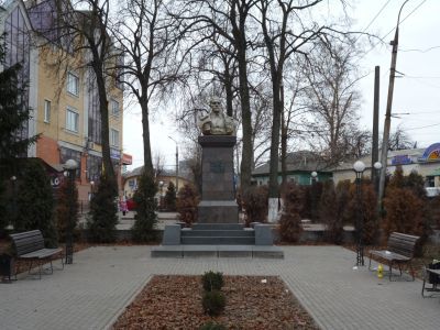 Памятник Д.Е. Кравцову -  командиру Брянского городского партизанского отряда