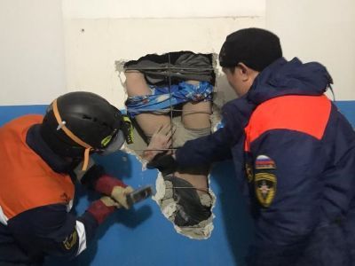 Если бы не валенки. В Якутске мужчина провалился в вентиляционную шахту и пролетел 28 метров