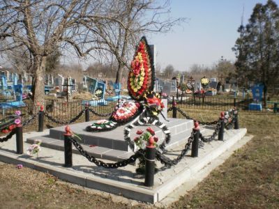 Братская могила советских воинов, погибших в боях с фашистскими захватчиками