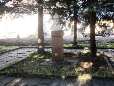 Бюст-памятник с урной инженера-рационализатора Зворыкина И.Д.