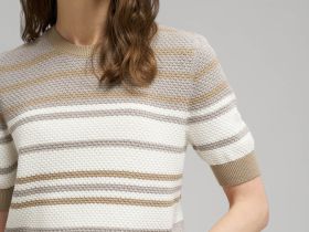 Легкий джемпер с принтом в полоску