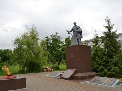 Братская могила советских воинов, погибших в боях с фашистскими захватчиками в 1943 году. Захоронено 31 человек, имена всех установлены. Скульптура советского воина