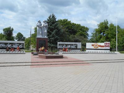 Братские могилы воинов и мирных жителей, погибших в годы гражданской и Великой Отечественной войн