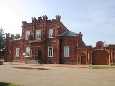 Дом жилой с воротами