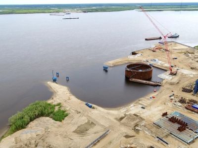 На правом берегу Лены установили свайные основания под пять опор будущего моста