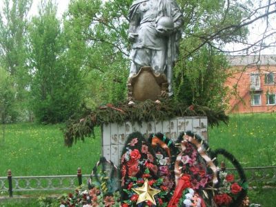 Братская могила советских воинов и партизан, погибших при освобождении района от немецко-фашистских захватчиков в 1941-1943 гг. Захоронено 666 человек, в т.ч. Герой Советского Союза майор Д.И. Максимов