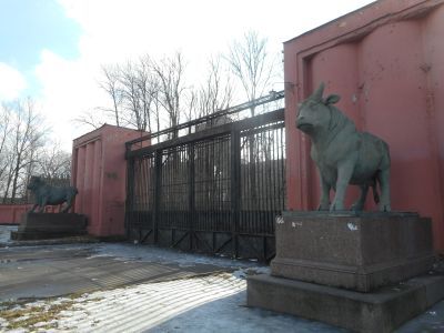 Скульптуры быков (две)