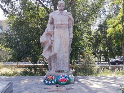 Братская могила советских воинов, погибших в период Сталинградской битвы