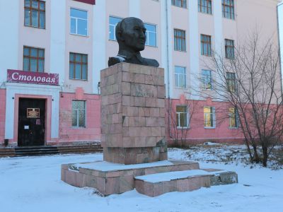 Памятник Ербанову Михею Николаевичу (1889-1937 гг.), активному борцу за Советскую власть в Бурятии и Иркутской области, одному из основателей Бурятской АССР и областной партийной организации