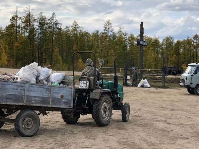 Жители села Бэйдинэ убрали мусор на границе Усть-Алданского и Мегино-Кангаласского улусов